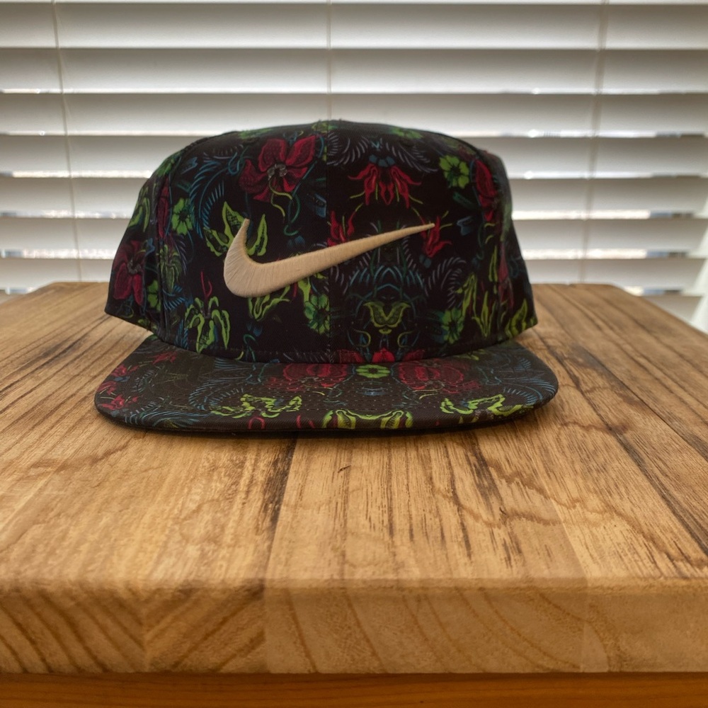 NWOT Nike floral SnapBack